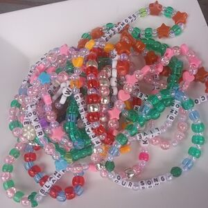 20 Taylor Swift Friendship Bracelets